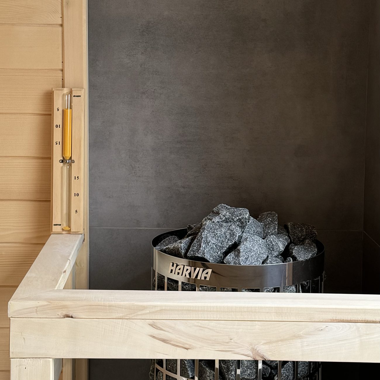 Sauna z piecem Harvia i kamieniami, drewniane wnętrze, gmina Niedźwiedź, Apartamenty Agroturystyczne Papiernia