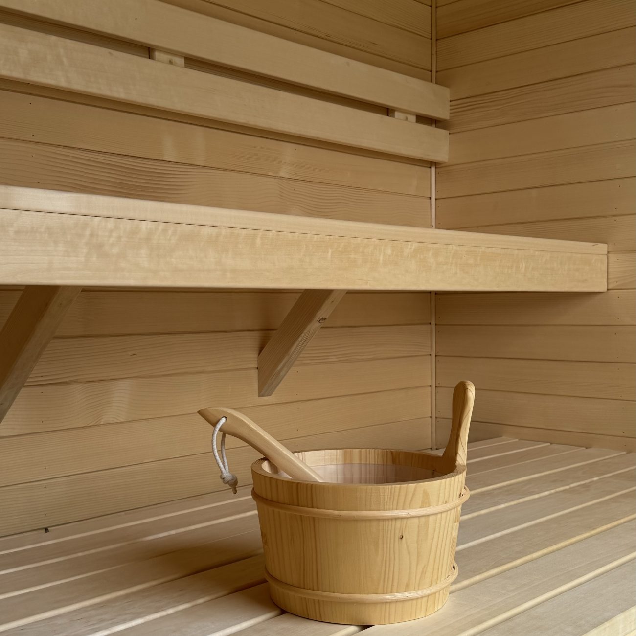 Sauna w drewnianym pomieszczeniu, udogodnienia, hotele i noclegi w Małopolsce, wyjazd z rodziną, Apartamenty Agroturystyczne Papiernia