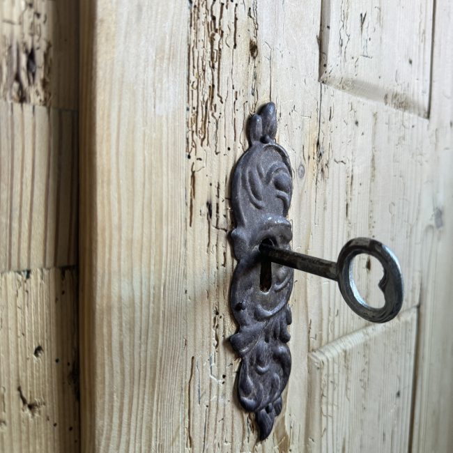 Szafa z naturalnego drewna z metalowymi okuciami, kornik, agroturystyka w Gorcach, Beskid Wyspowy, noclegi w górach