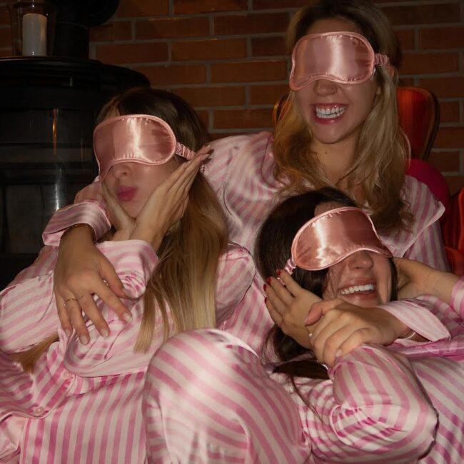 Rodzinny wyjazd z przyjaciółmi, wieczorna zabawa w apartamentach na wynajem w górach podczas piżama party w różowych piżamach. Rodzinny wypoczynek w górach