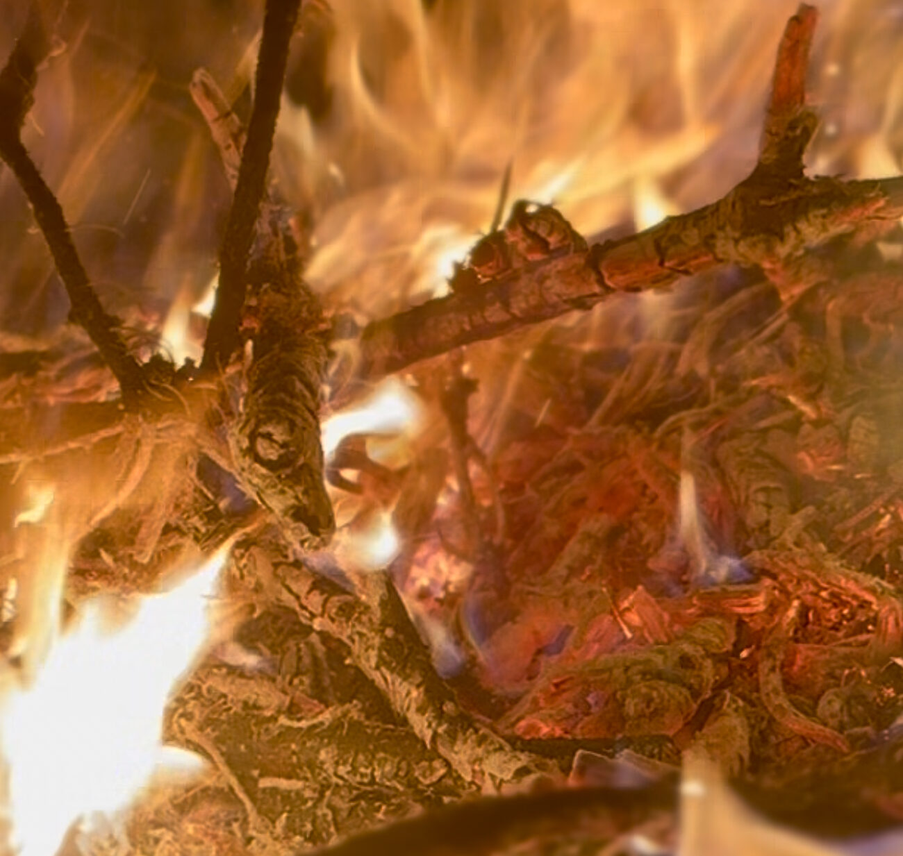 Palenisko z płonącym ogniem, doskonałe miejsce na wieczorne rozmowy w klimatycznej atmosferze. Romantyczny wypoczynek w górach