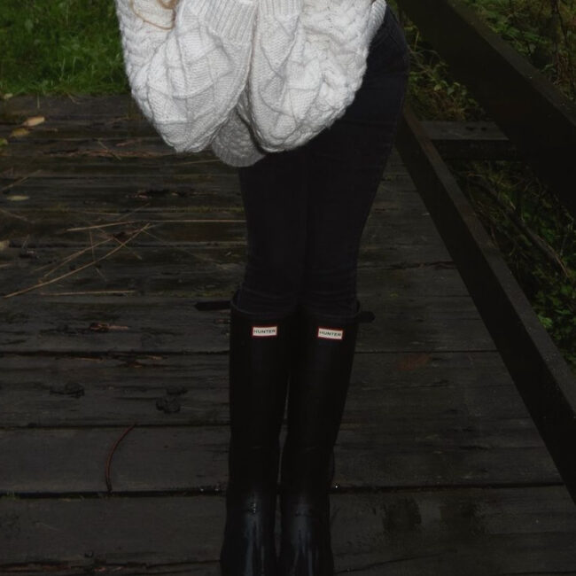 Rodzinny wypoczynek w górach. Gumowce w deszczu na wsi, doskonały symbol agroturystyki i rodzinnych apartamentów w deszczową pogodę.