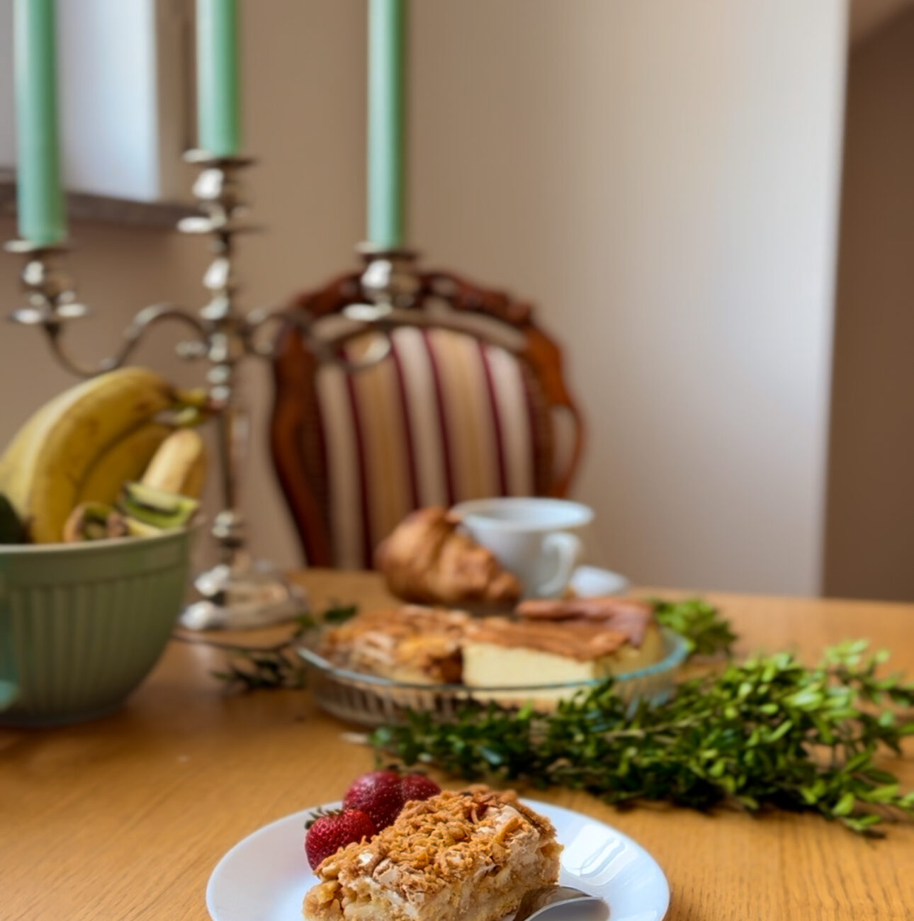 Smaczny domowy jabłecznik podany w jednym z Apartamentów Agroturystycznych Papiernia, idealny na relaks w górach.