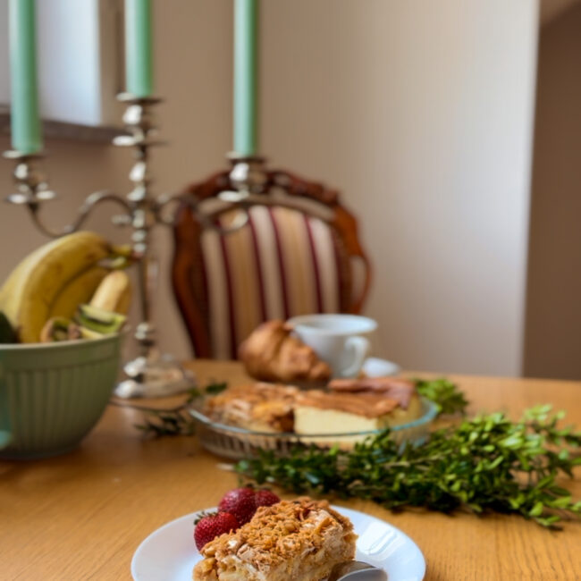 Smaczny domowy jabłecznik podany w jednym z Apartamentów Agroturystycznych Papiernia, idealny na relaks w górach.