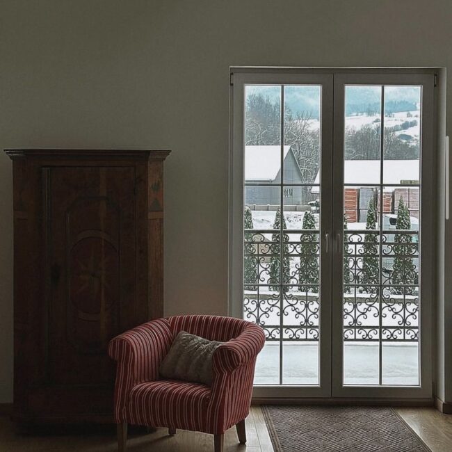 Apartament na wynajem krótkoterminowy w Apartamentach Agroturystycznych Papiernia, z pięknym zimowym widokiem za oknem – idealny na spokojny wypoczynek w Górach.