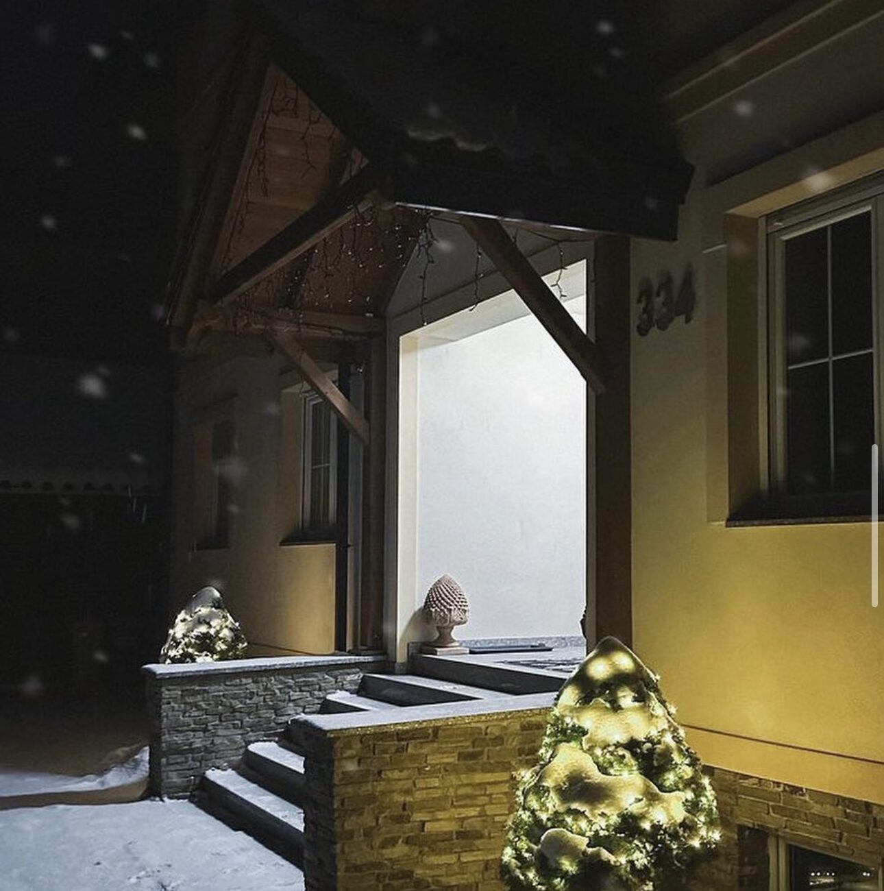 Zaśnieżona sceneria gór Gorce z drewnianą agroturystyką w tle, idealne miejsce na zimowe noclegi podczas świąt i Sylwestra.