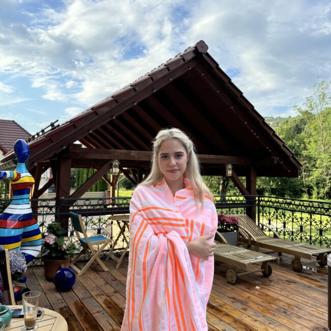 Strefa wellness z jacuzzi i sauną w górach, agroturystyka z różowym ręcznikiem, idealna na relaks. Rodzinny wypoczynek w górach