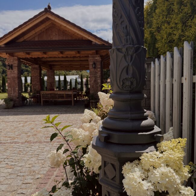 Altana oraz parking dla gości w okolicach- Apartamentów Agroturystycznych Papiernia, w malowniczym otoczeniu gór. Rodzinny wypoczynek w górach nasze propozycje wypoczynku w górach