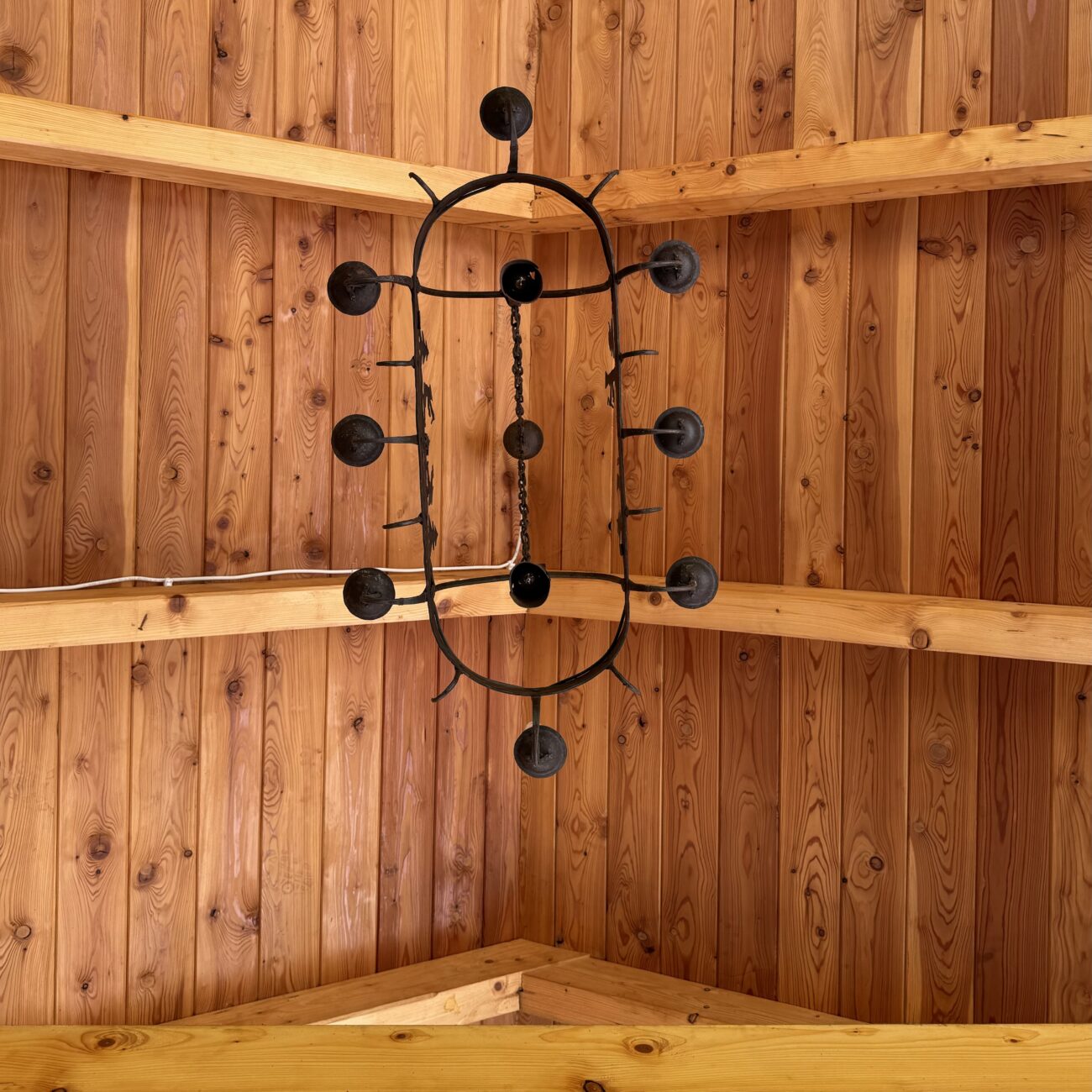 Propozycje wypoczynku w górach, drewniana altana przy obiekcie agroturystycznym w gorcach. Apartamenty Papiernia