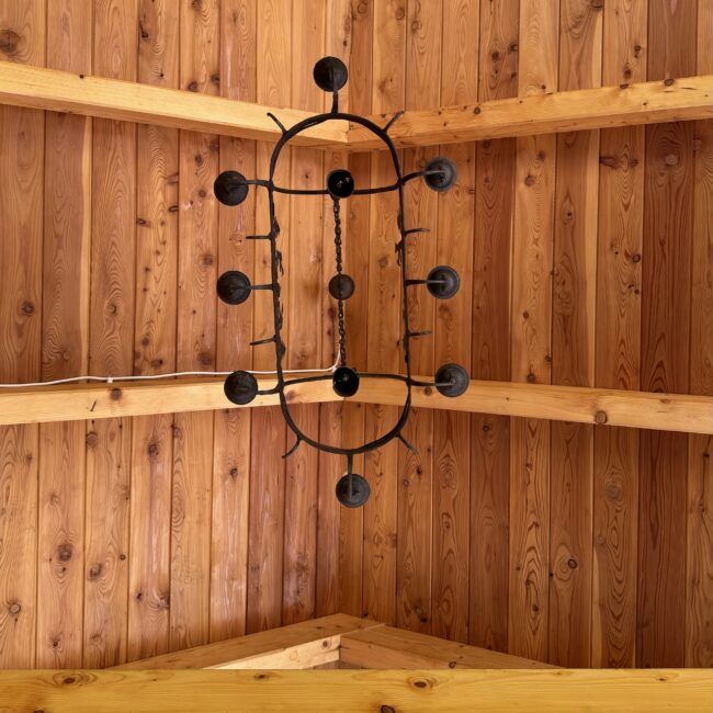 Propozycje wypoczynku w górach, drewniana altana przy obiekcie agroturystycznym w gorcach. Apartamenty Papiernia