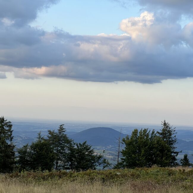 Piękny widok na Beskid Wyspowy z trasy w okolicach Apartamentów Agroturystycznych Papiernia, idealny na piesze wędrówki.