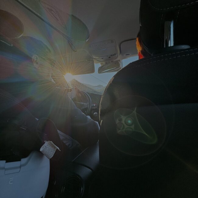 Rodzinny wyjazd w góry samochodem, przyjazd do Apartamentów Agroturystycznych Papiernia w Gorcach na spokojny wypoczynek.