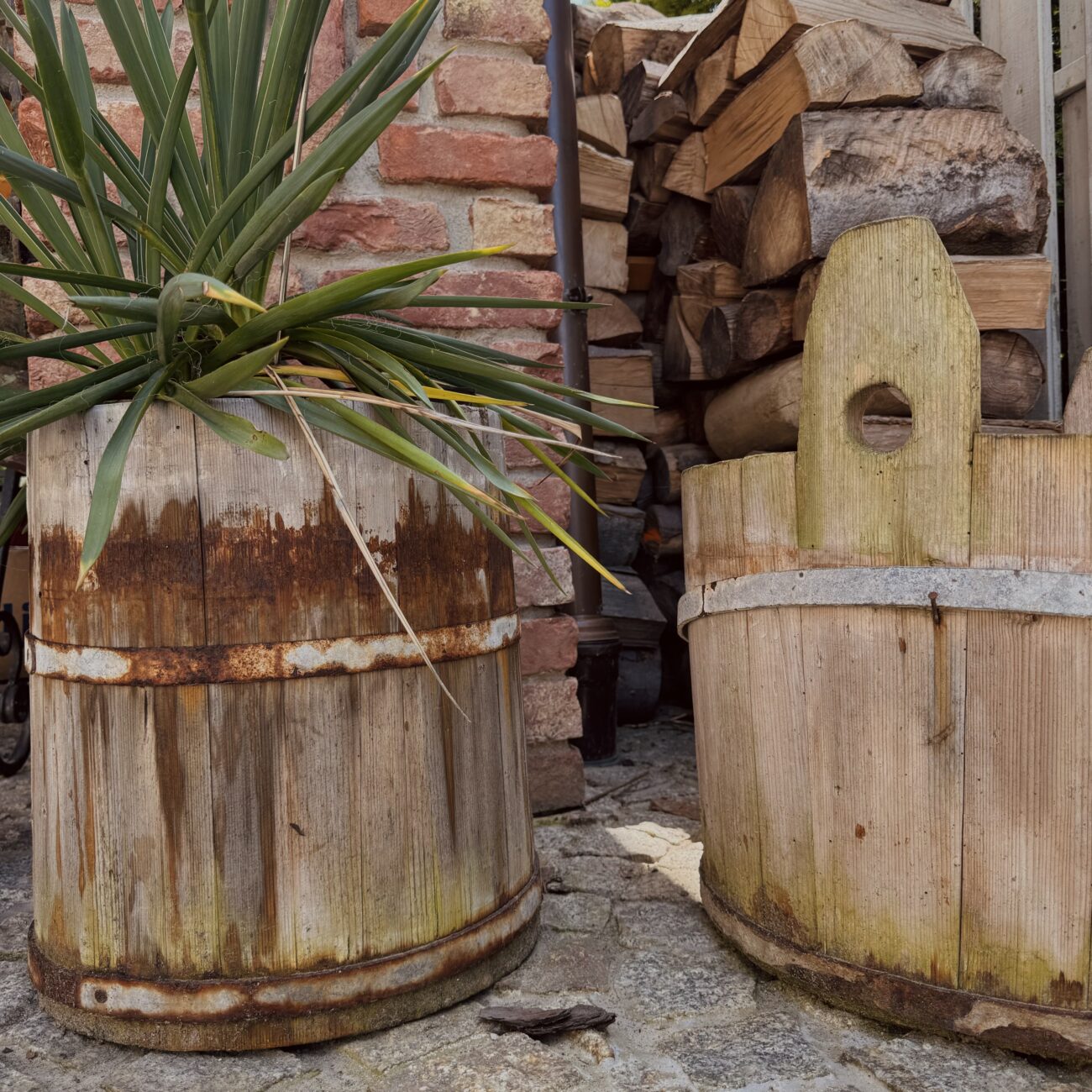 drewniane beczki, ozdoba w agroturystyce